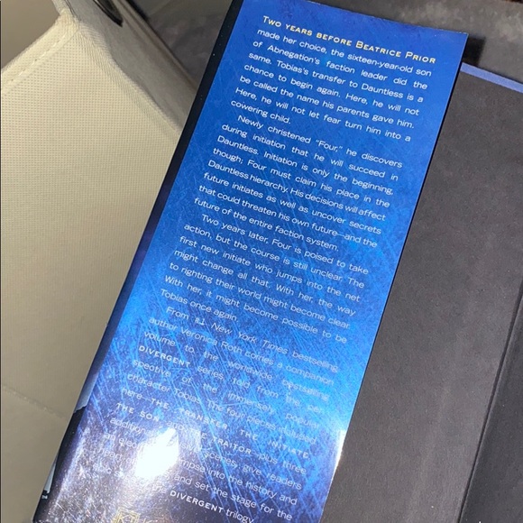 FOUR - a divergent collection - Picture 3 of 3